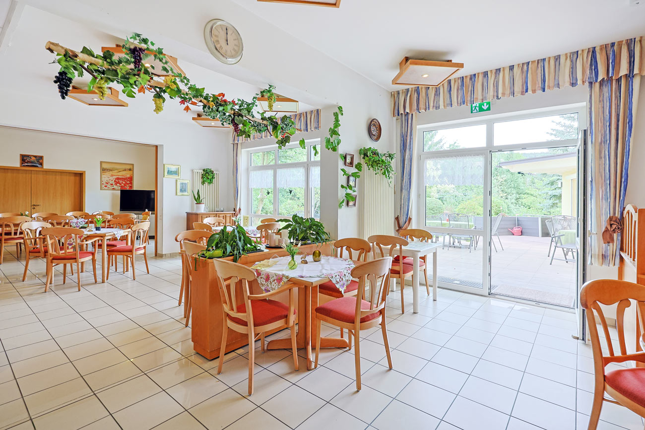Seniorenresidenz Landhaus am Weinberg Ansicht eines Raums des Landhaus-Cafés mit Blick ins Grüne